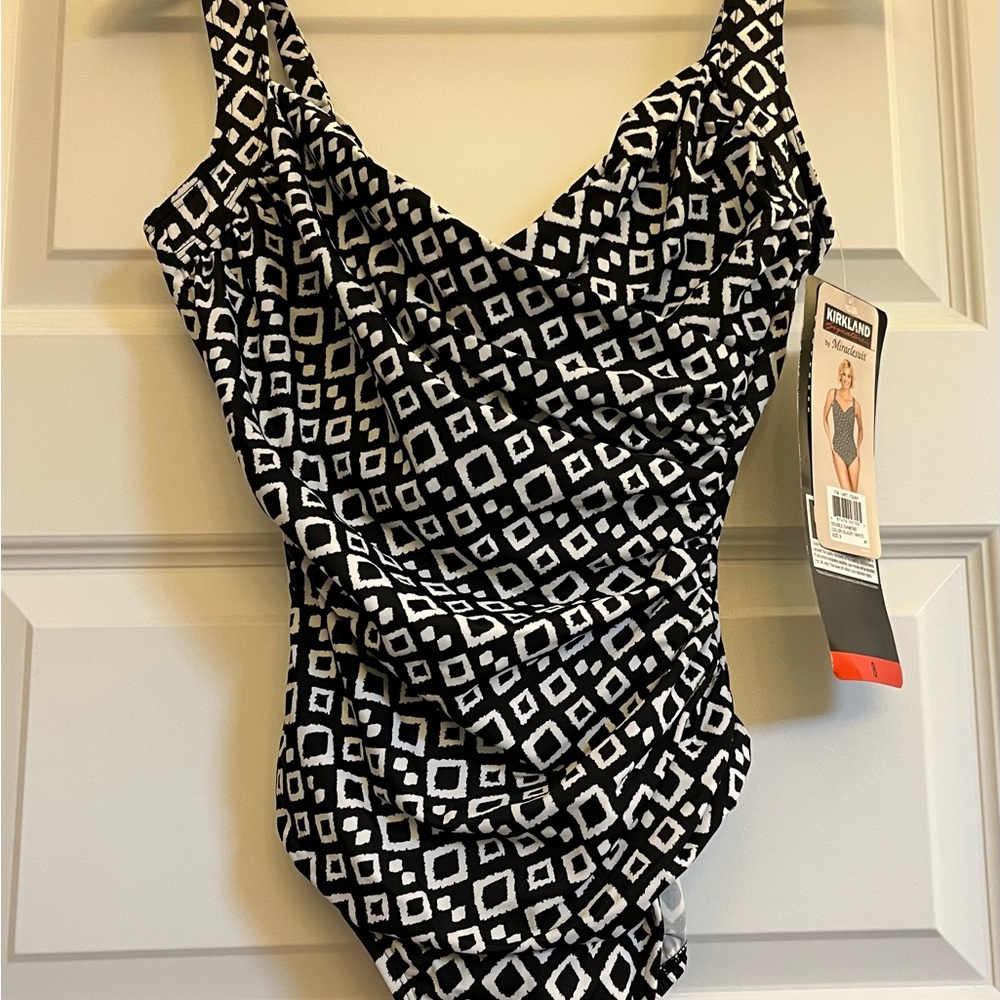 Kirkland by Miraclesuit One Piece Black Diamond Slimming Swimsuit, 8, NEW